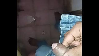 Penis Desi mengucurkan air seni dengan nikmat