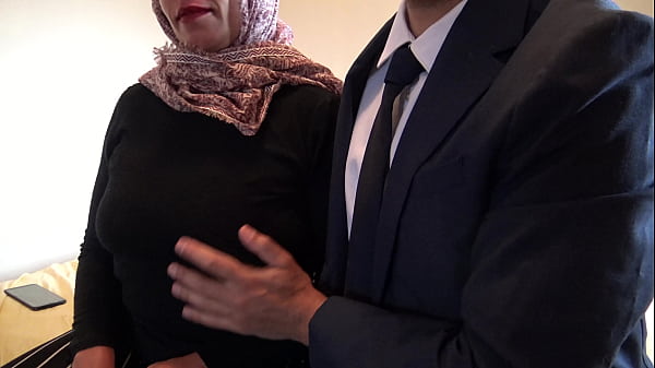 Istri Turki yang suaminya cuckold biarkan pria bisnis Inggris sodomi lubang pantatnya