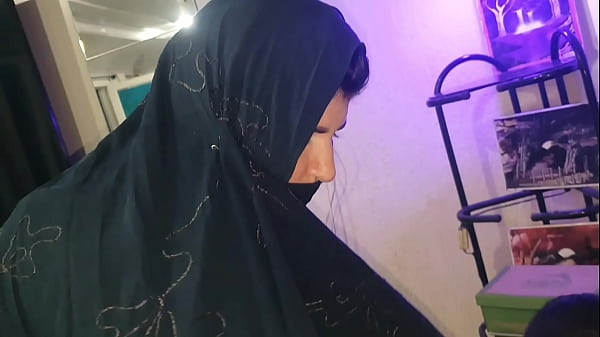 Refugiada Hindi Desi oferece massagem tântrica e sexo como pagamento por asilo no El Toro De Oro