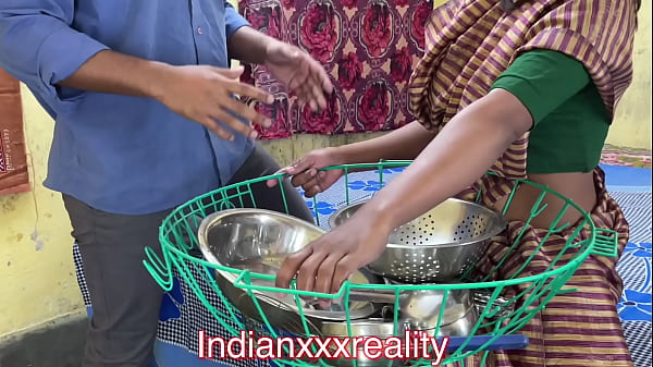 Gairah Terlarang Keluarga Tiri India dengan Suara Hindi yang Menggoda