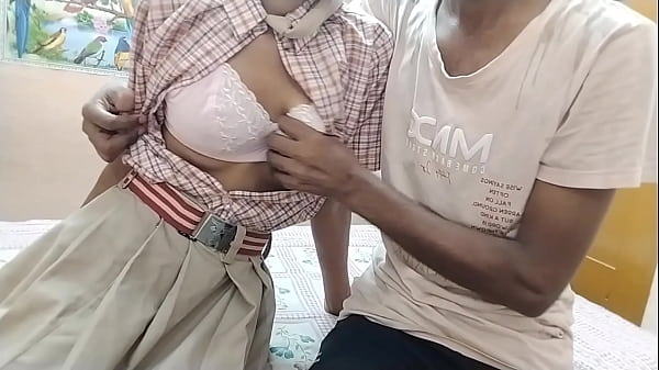 Gadis sekolah India manis yang panas dan menggoda