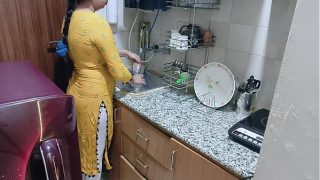 Aku Temukan Ibu Tiriku yang Lagi Horny di Dapur – Film Panas Hindi