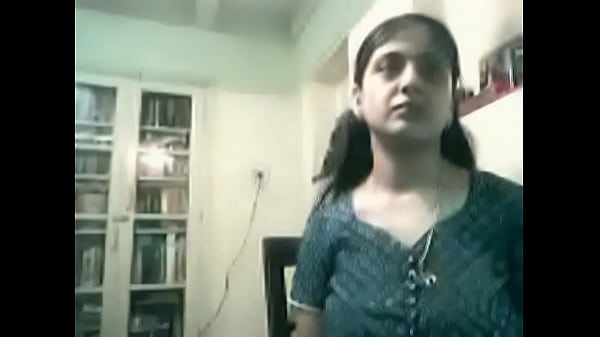 Wanita hamil Desi menggoda di depan kamera