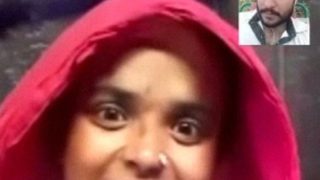 Gadis India lokal menggoda diri dengan mentimun