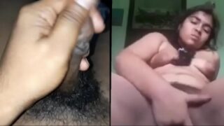 Gadis India seksi dengan payudara montok lagi asyik main sendiri
