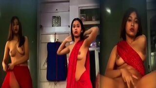 Gadis India telanjang bulang melepas sari dalam video panas