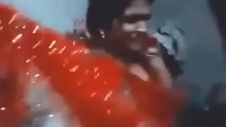 Istri baru yang masih panas mesum dengan mantan pacar dalam adegan ranjang bergaya desi