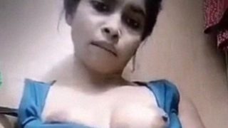 Masturbasi Solo dengan Dildo Sempurna oleh Cewek BD
