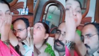 Nafsu liar menjilati payudara bhabhi hingga bibirnya basah