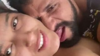 Pasangan India bergairah bercinta di video porno seluler