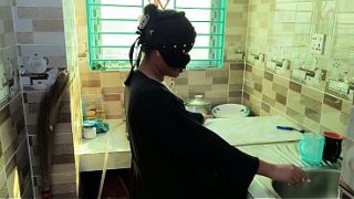 Adik tiri berhijab panas digoda di dapur