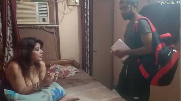Teman-teman ngentot ibu tiriku, aku rekam semua suara Hindi mereka yang jelas