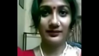 Desi ibu rumah tangga Bengali dengan payudara besar menggoda