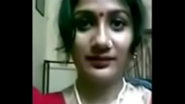 Desi ibu rumah tangga Bengali dengan payudara besar menggoda