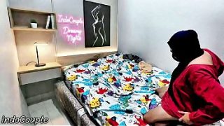Aku Ngeliat Adik Berhijab Lagi Kesepian di Kamar, Aku Bantu Dia dengan Penuh Nafsu… Aku Semburkan Dalam-dalam ke Memeknya