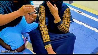 Adik Tiri Berhijab Tawarkan Memek untuk Main, Tapi Kakak Tiri Salah Masukin Mainan ke Lubang Pantat