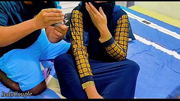 Adik Tiri Berhijab Tawarkan Memek untuk Main, Tapi Kakak Tiri Salah Masukin Mainan ke Lubang Pantat