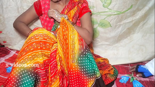 गरमा-गरम देसी बीबी की रंगीन चुदाई, हिंदी में गहरी आवाज़ के साथ
