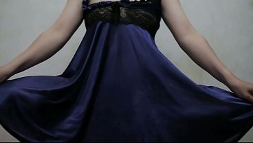 Gadis Indo Berdansa dengan Lingerie Biru, Menggoda dengan Gerakan Menggairahkan