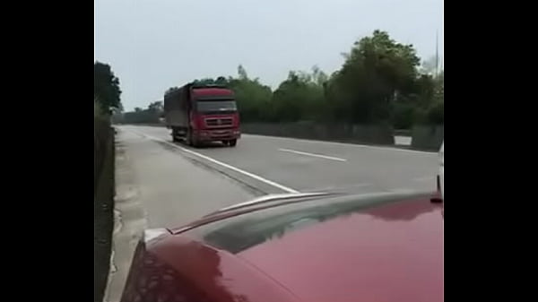 Cowok Tiongkok dan pacarnya bercinta di mobil pinggir jalan tol