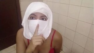 Muslimah Arab Mengocok Memek Basah Sampai Muncrat dan Pamer Tetek Montok yang Haram