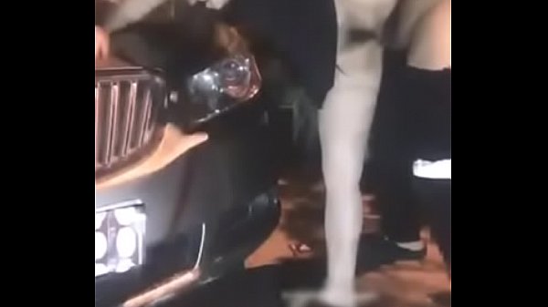 Gadis Tiongkok ngentot di jalan raya