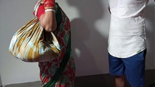धोखे से बर्तन बेचने आई गर्म जवान आंटी को जमकर धप्पाधप्पी की मजा