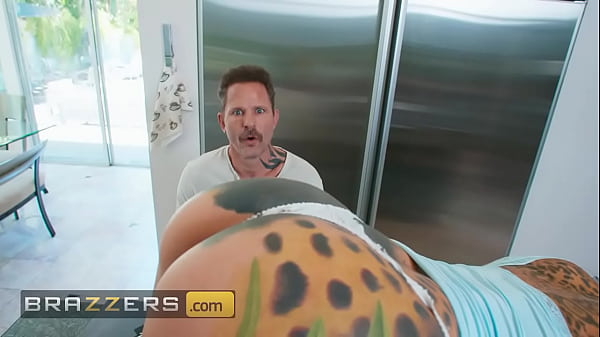 Pesta Ulang Tahun Nina Costa: Pantat Terbuka Lebar di Brazzers, Pakai Kode XVPROMO untuk Diskon Eksklusif