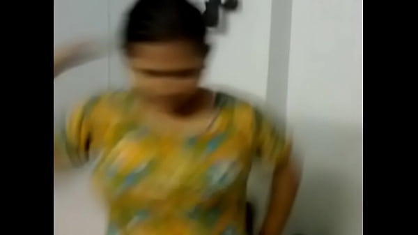 Gadis Desi seksi usai mandi, tubuhnya masih basah dan menggoda