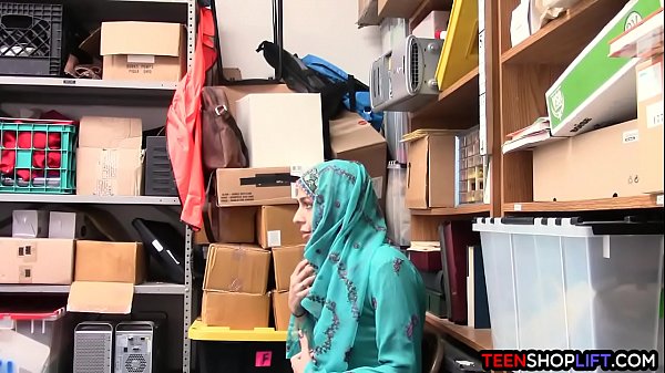 Gadis Arab pencuri tertangkap dan digituin satpam