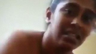 Bhabhi India pemalu mengisap kontol dalam video MMS desi yang panas