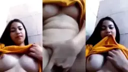 Gadis Muda Montok dengan Dada Berbentuk Bulat Sange Colmek
