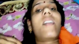 Istri desi yang menggoda, merasakan nafsu saat menerima penis suami di lubang pantatnya