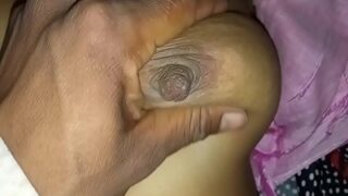 Video panas pasangan India: pria dan wanita menyusui beradegan intim