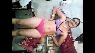 Desi panas dengan lagu bumbu pedas.