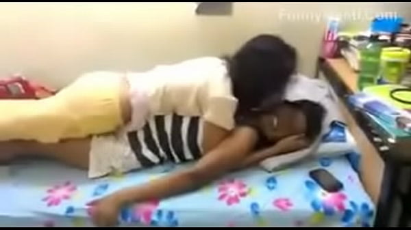 Gadis-gadis desi liar bersenang-senang di kamar hotel
