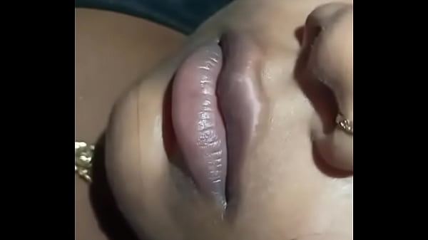 Bibir desi yang basah dan menggoda, siap dijilat
