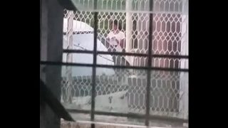 Tetangga cewek langsing Desi ketahuan lagi ngentot
