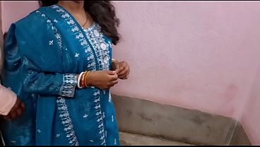 Desi pembantu India ngeseks brutal pertama kali, memek sempit digenjot habis-habisan