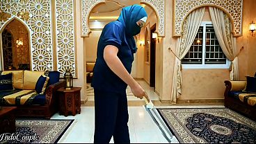 Tukang bebek rumah tangga berjilbab disuruh ngewe bos, nelen semua air mani sampai tuntas.