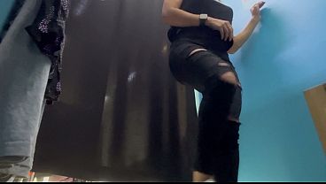 Ganti baju di ruang ganti, cewek Rusia montok dengan pentil kencang, bikin ngiler.
