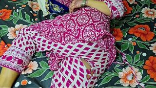 Ibu tiri celananya sobek, anak tiri langsung ngewe memek ibunya dari belakang, pantat bulat montok digoyang.