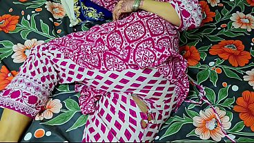Ibu tiri celananya sobek, anak tiri langsung ngewe memek ibunya dari belakang, pantat bulat montok digoyang.