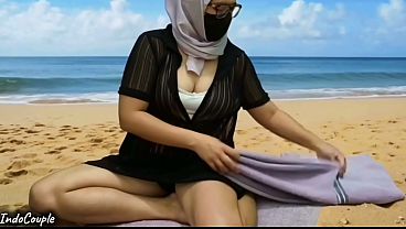 Muslimah Berhijab Berani Bercinta di Pantai Umum dengan Pria Tak Dikenal