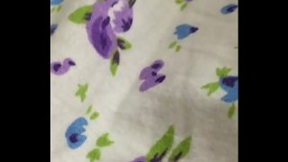 Jari-jari nakal menggelitik celah basah Desi