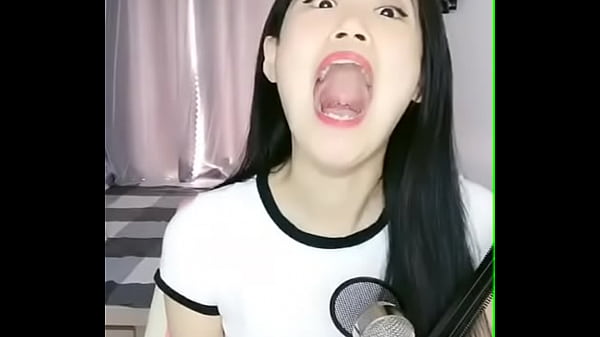 Gadis Tionghoa Menguap dengan Sensual