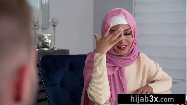 Cewek mungil cantik berhijab digebuki sambil tetep pake kerudungnya