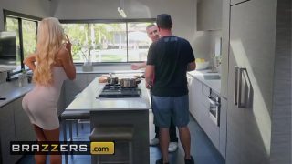 Istri Sejati – Courtney Taylor dan Keiran Lee – Courtney Memberikan Bantuan yang Menggoda