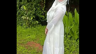 Pamer pantat hijabiku di alam terbuka