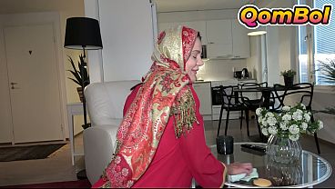 Menggoda adik tiri berhijab usai dia selesai bersih-bersih rumah
